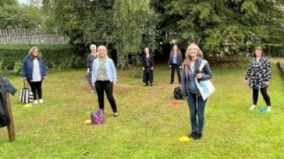 Dynamic Meladies singing in the garden