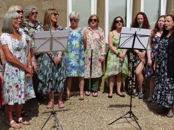 Dynamic Meladies at strawberry tea